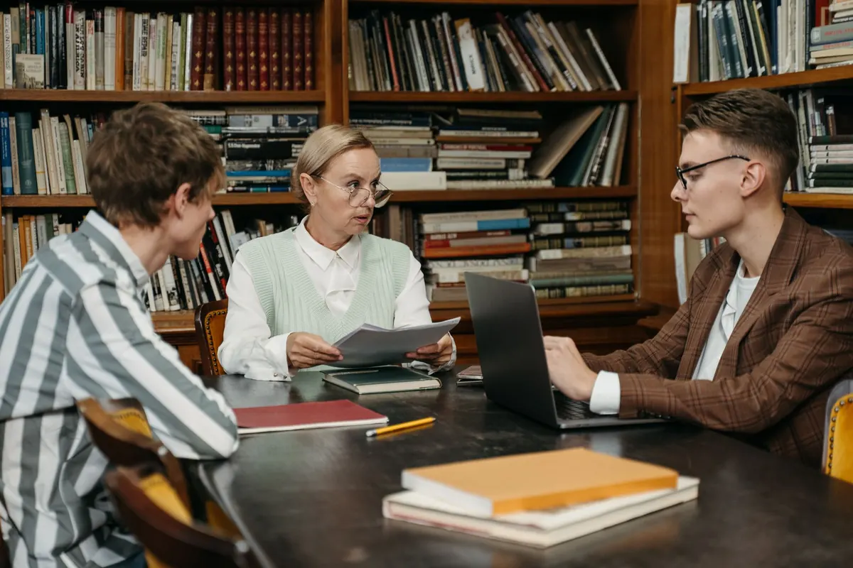 In-Person vs Online vs Hybrid Book Clubs: Which Format Works Best?